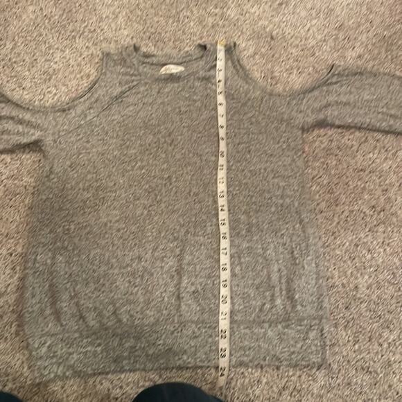 Abercrombie & Fitch Sweater w/ Shoulder Cutout size small cozy soft - Picture 4 of 7